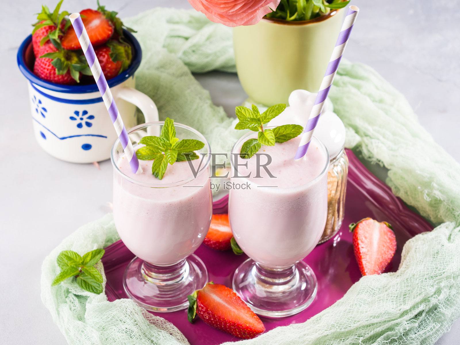 草莓奶昔夏日早餐照片摄影图片