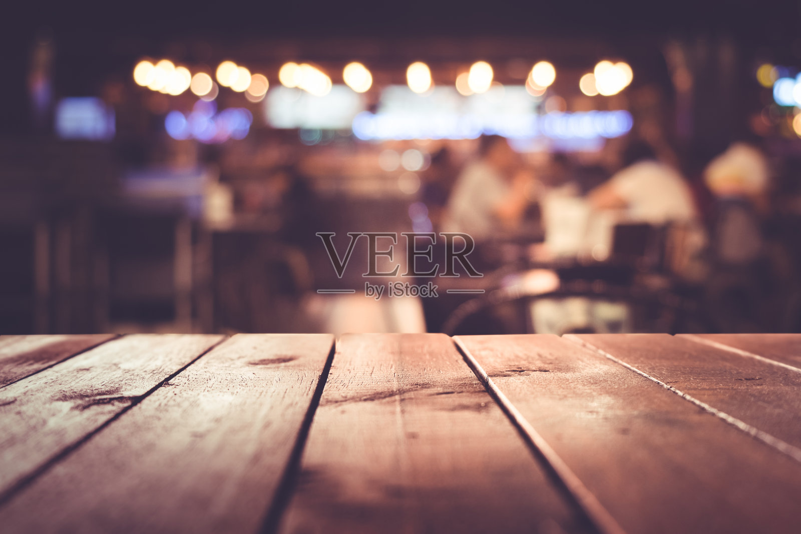 木质桌子与模糊的灯光在晚上的咖啡馆，餐厅背景照片摄影图片