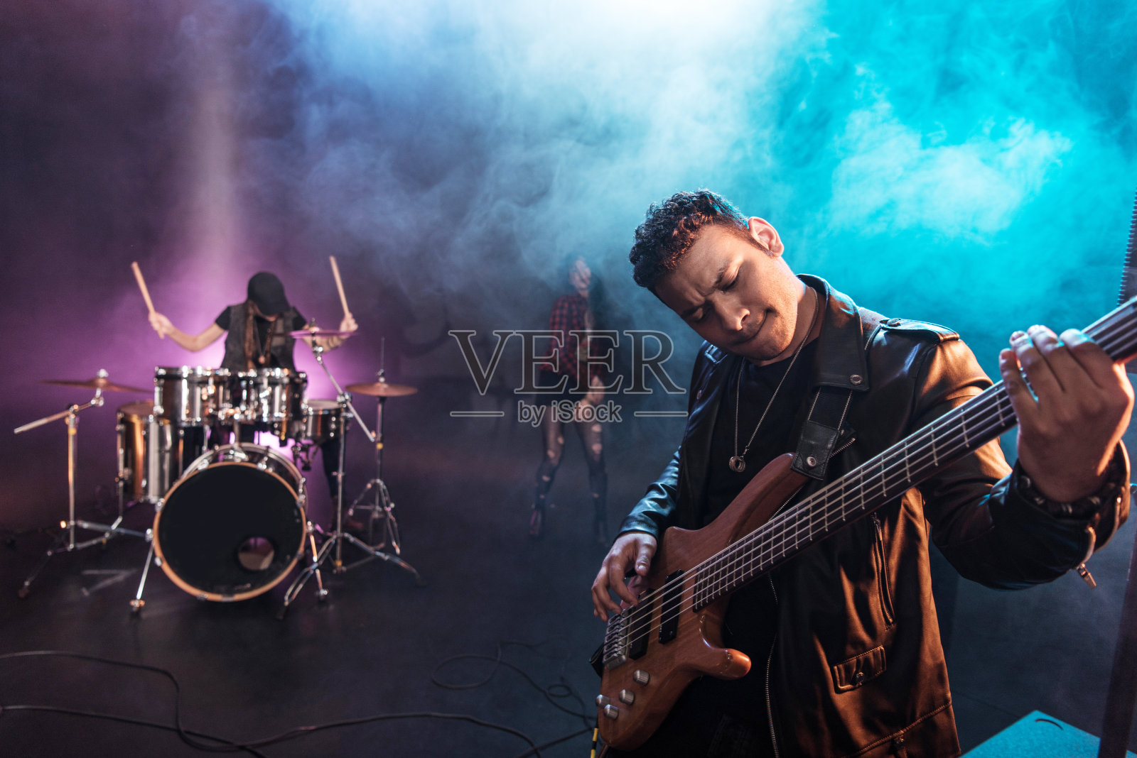 电子吉他手与摇滚乐队在舞台上表演硬摇滚音乐照片摄影图片
