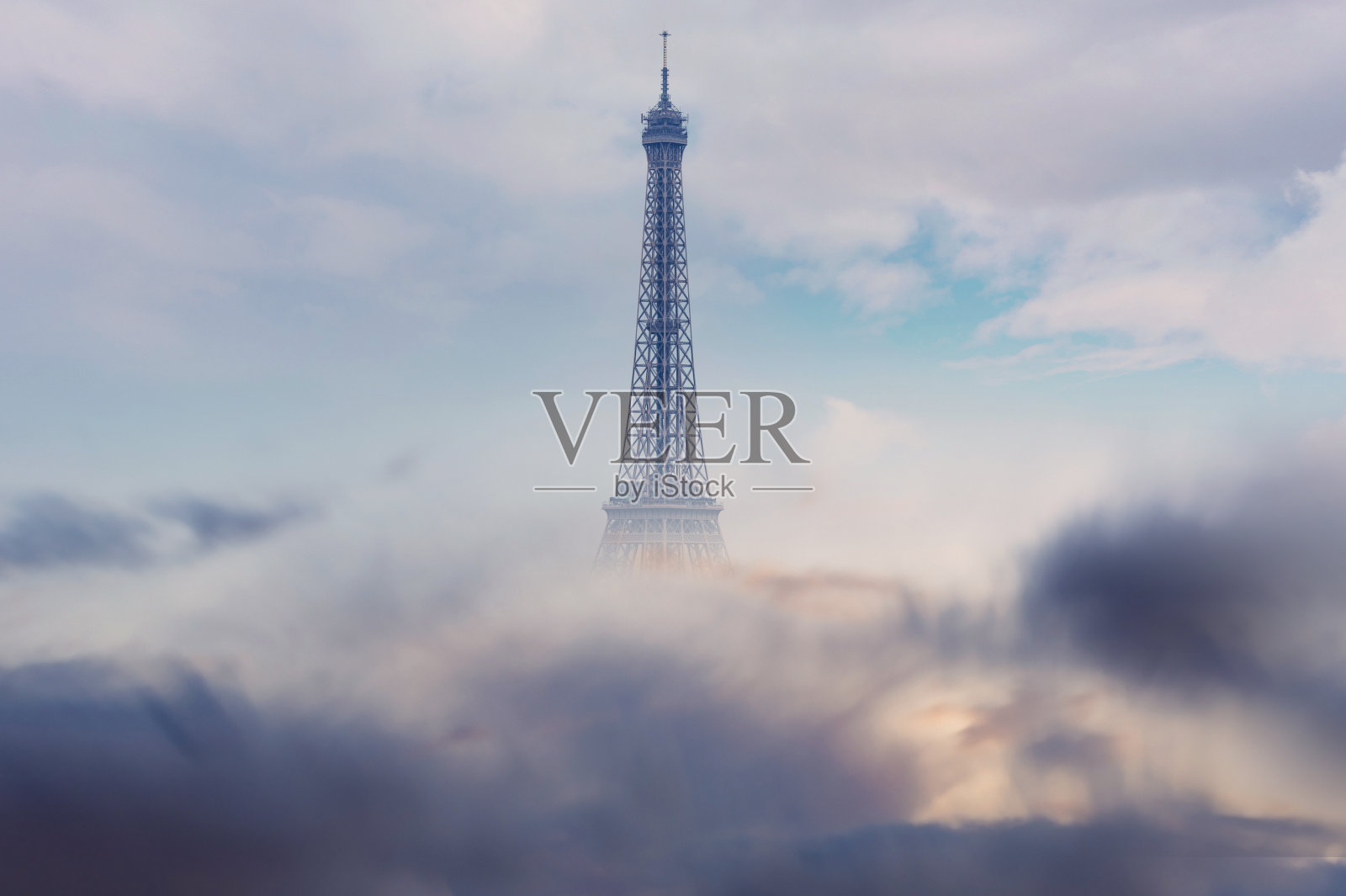 戏剧性的天空和巴黎的埃菲尔铁塔照片摄影图片