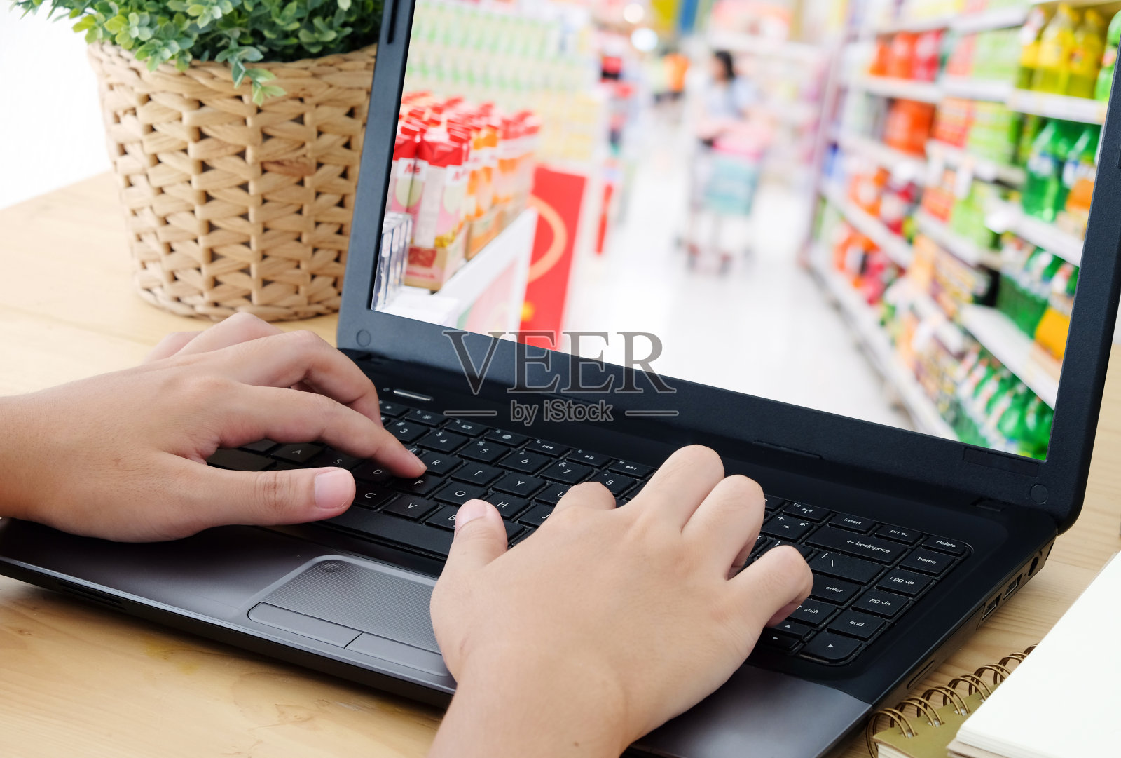 手打字笔记本模糊超市屏幕上，杂货店在线概念，业务和技术照片摄影图片