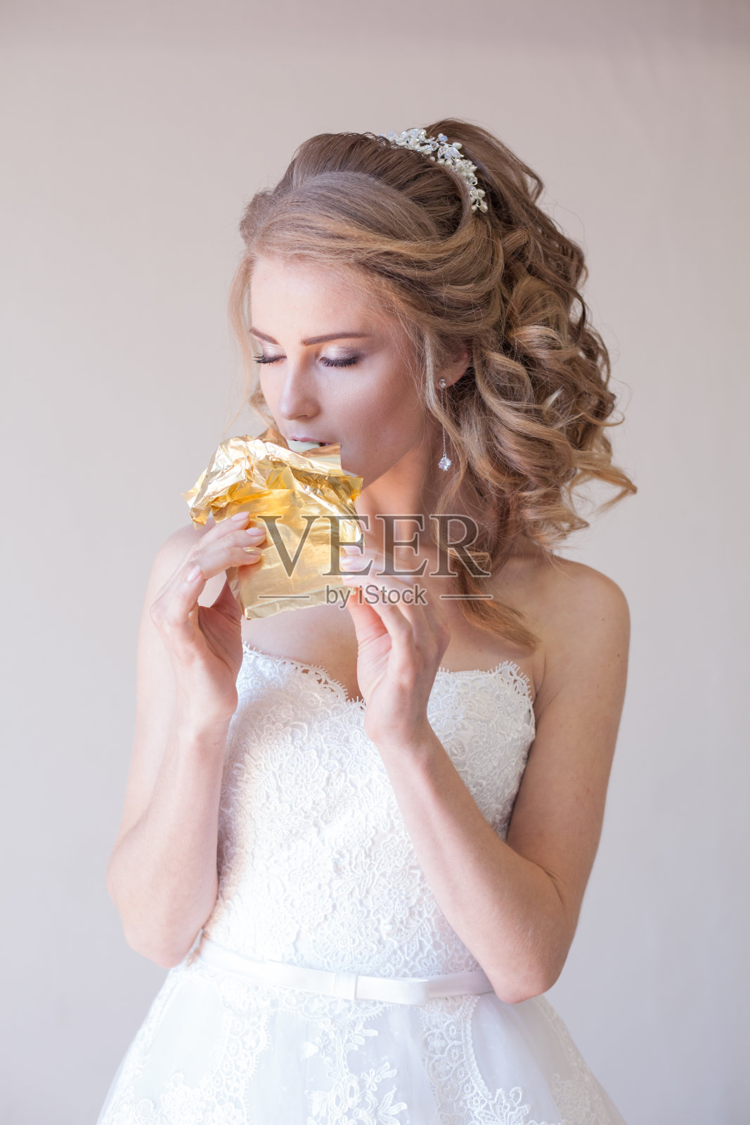新娘在婚礼上穿着婚纱吃巧克力照片摄影图片