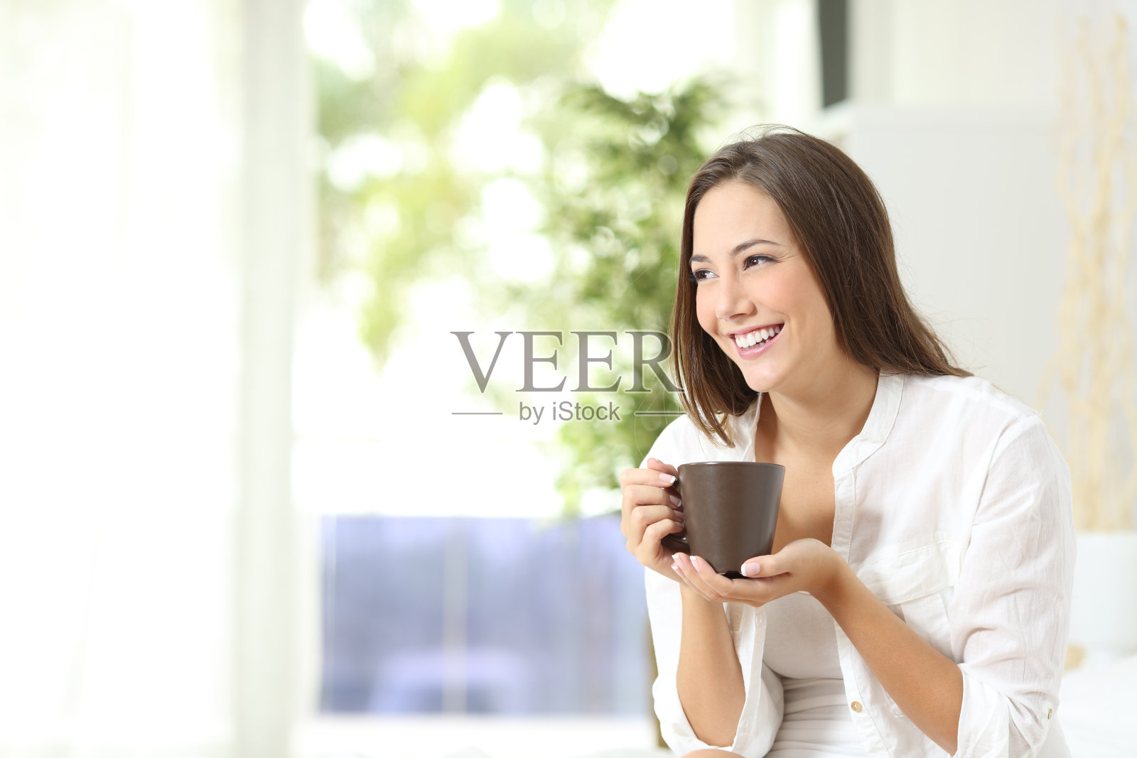 在家里喝咖啡或茶的女人照片摄影图片