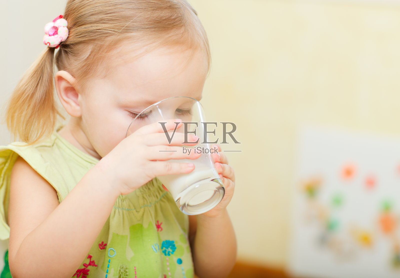 女孩喝牛奶照片摄影图片