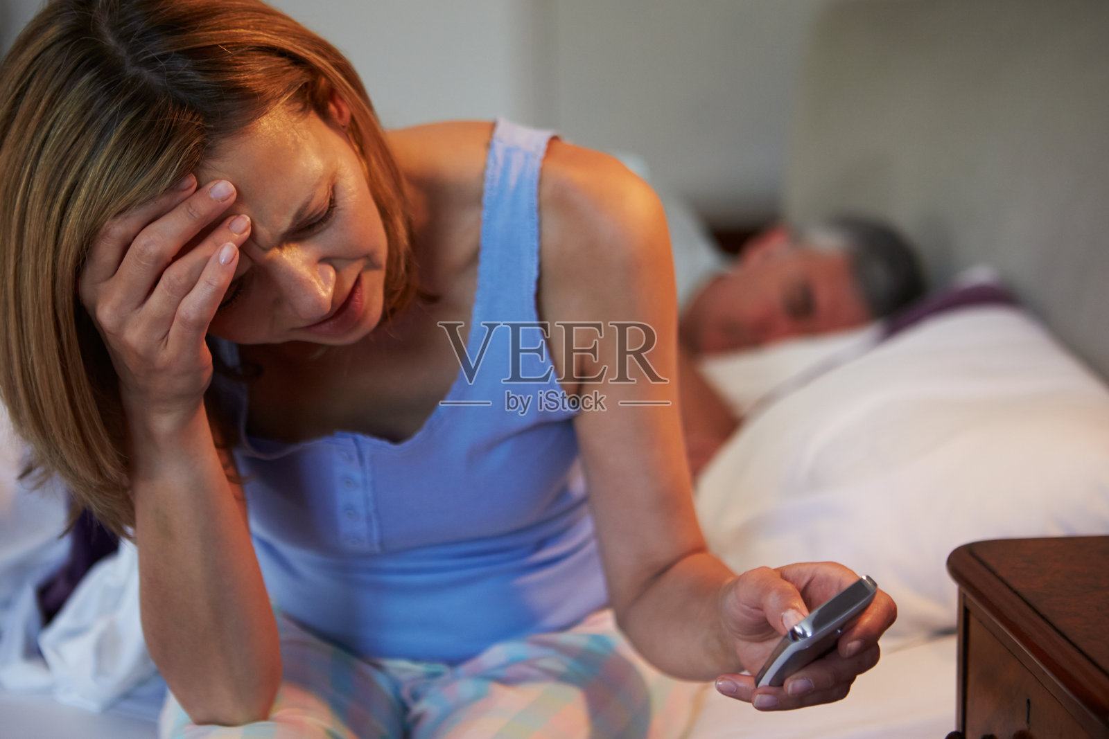 因丈夫睡觉而失眠的女人照片摄影图片