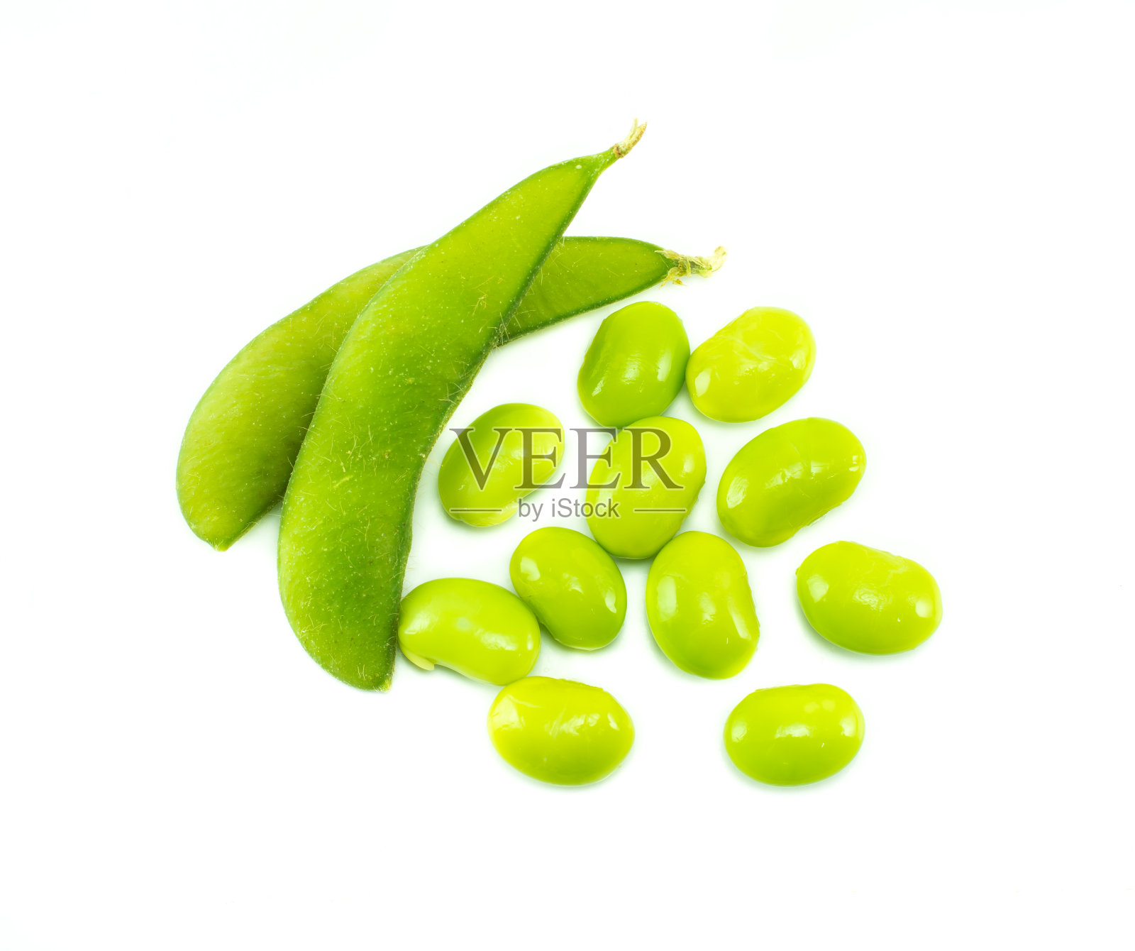 白色背景上的绿色大豆照片摄影图片
