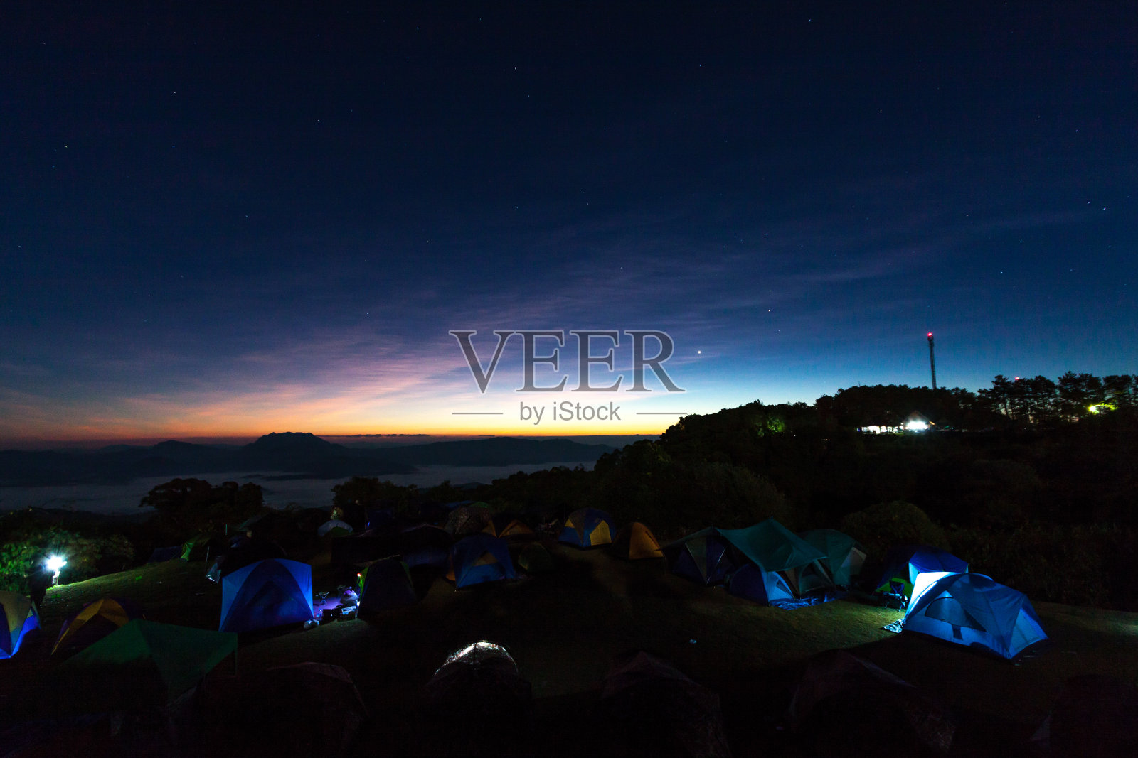 清晨在山上搭帐篷宿营照片摄影图片