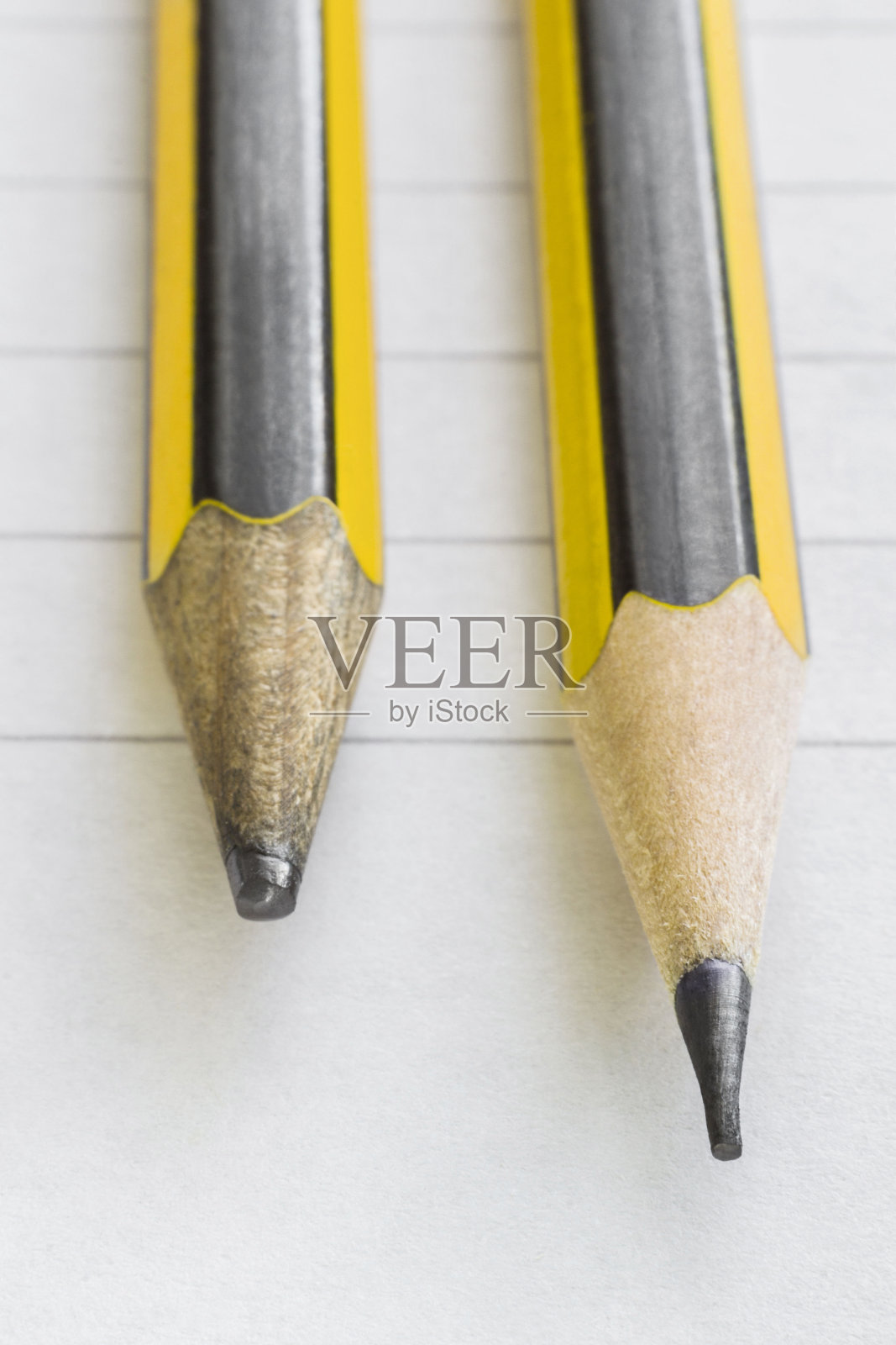 两支铅笔，最好的和最差的照片摄影图片