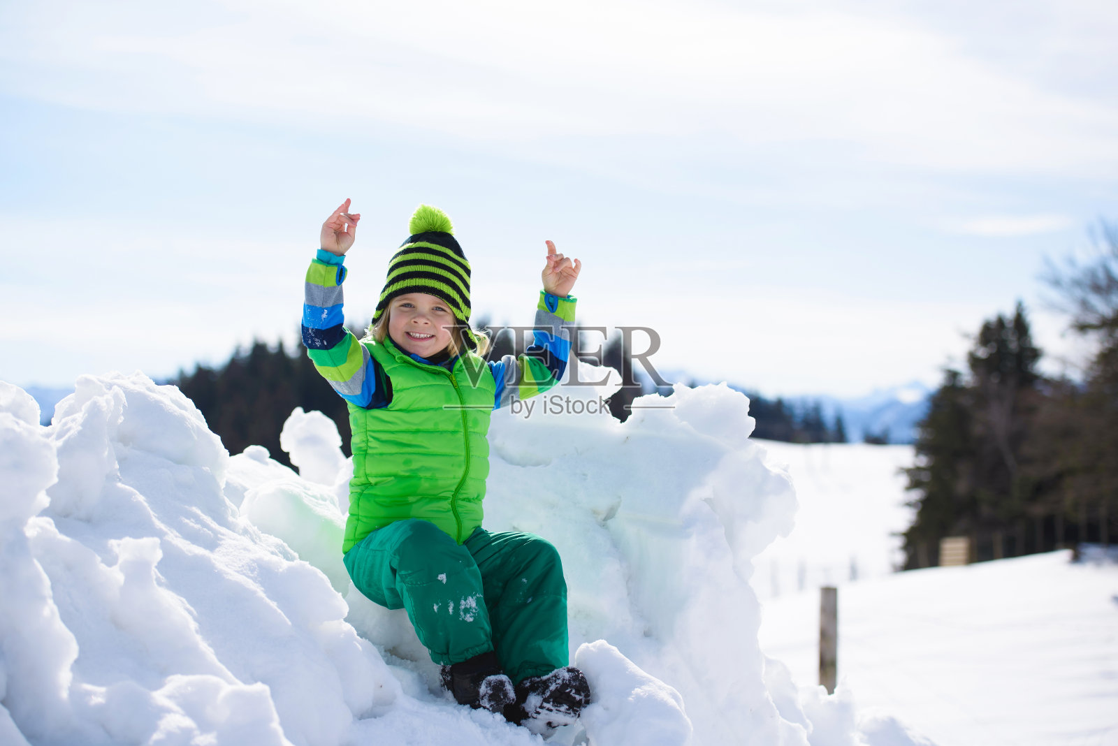 小男孩微笑着在户外玩雪照片摄影图片
