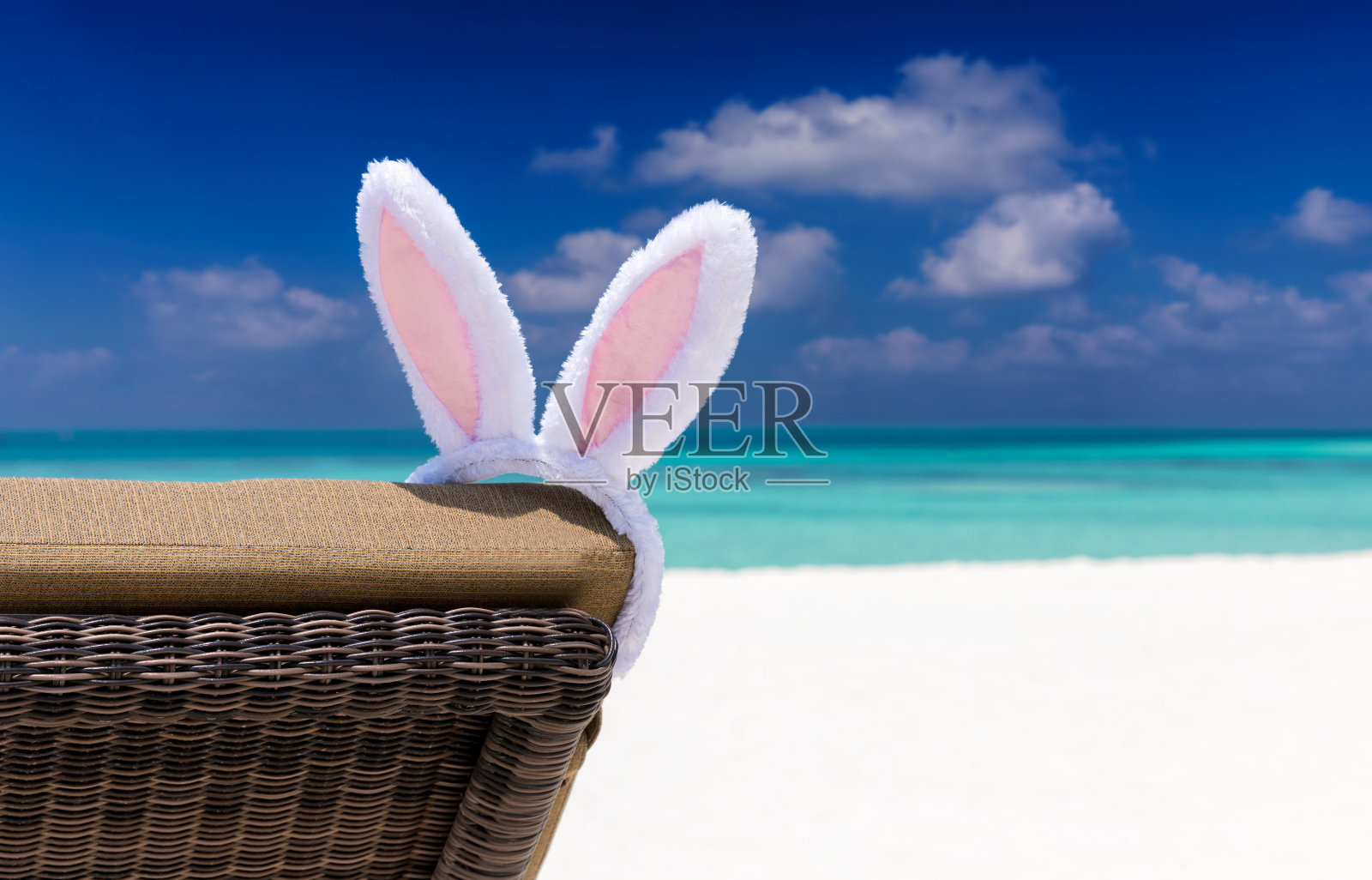 复活节兔子耳朵在太阳椅在热带海滩设置照片摄影图片