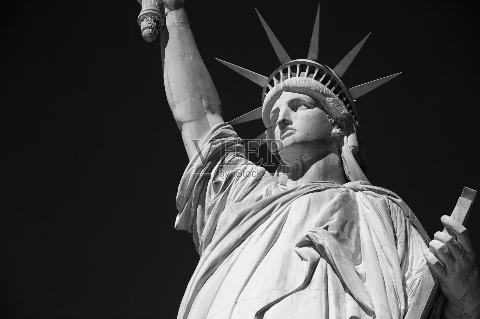 自由女神像，黑色和白色，黑色的天空在纽约照片摄影图片