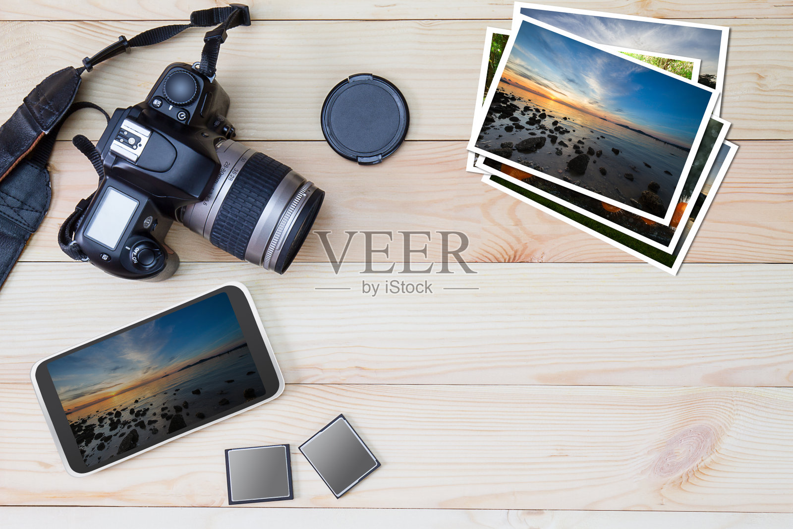木质背景上的单反相机、智能手机、照片和存储卡照片摄影图片