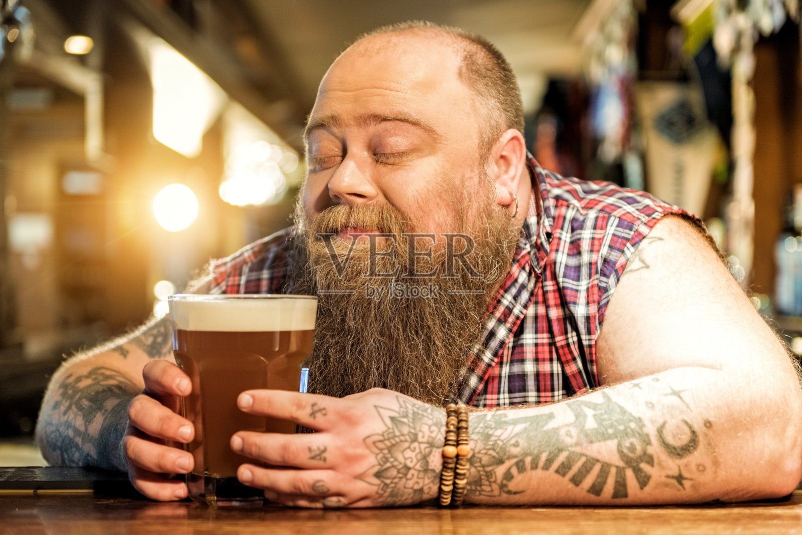 在酒吧里畅饮的大胡子男性照片摄影图片