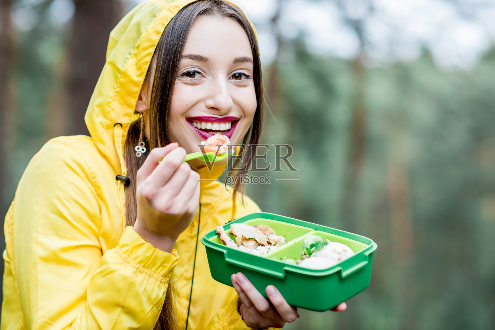 在森林里吃零食的女人照片摄影图片