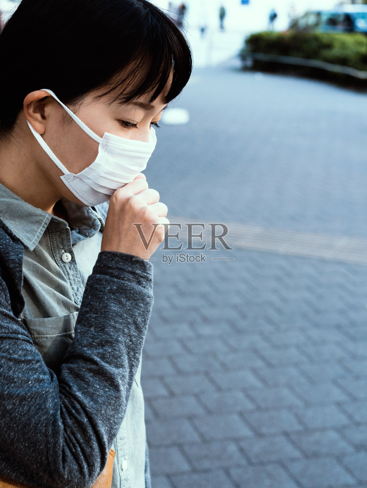 戴着口罩的女人在咳嗽照片摄影图片