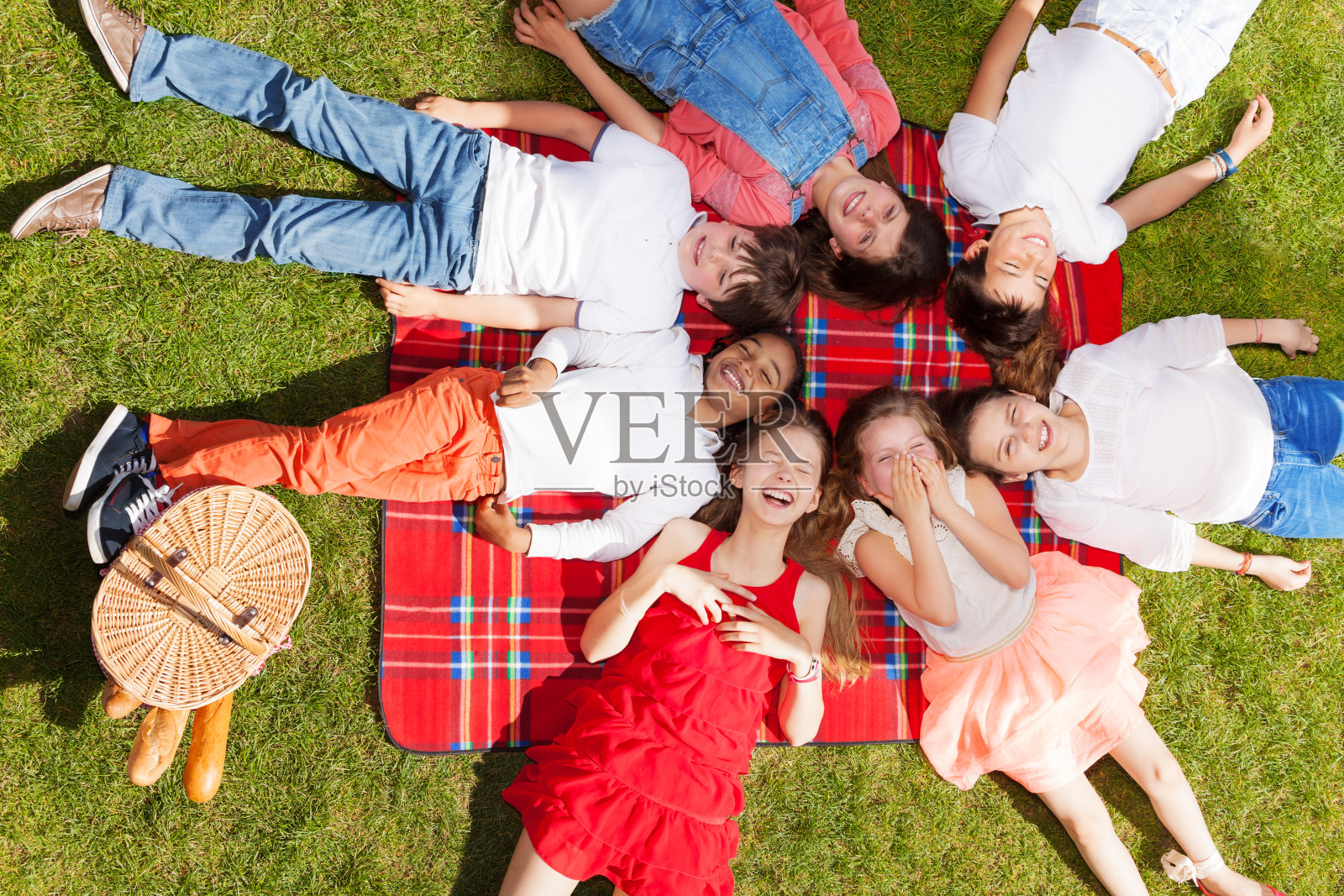 可爱的孩子们在野餐毯上围成一圈照片摄影图片