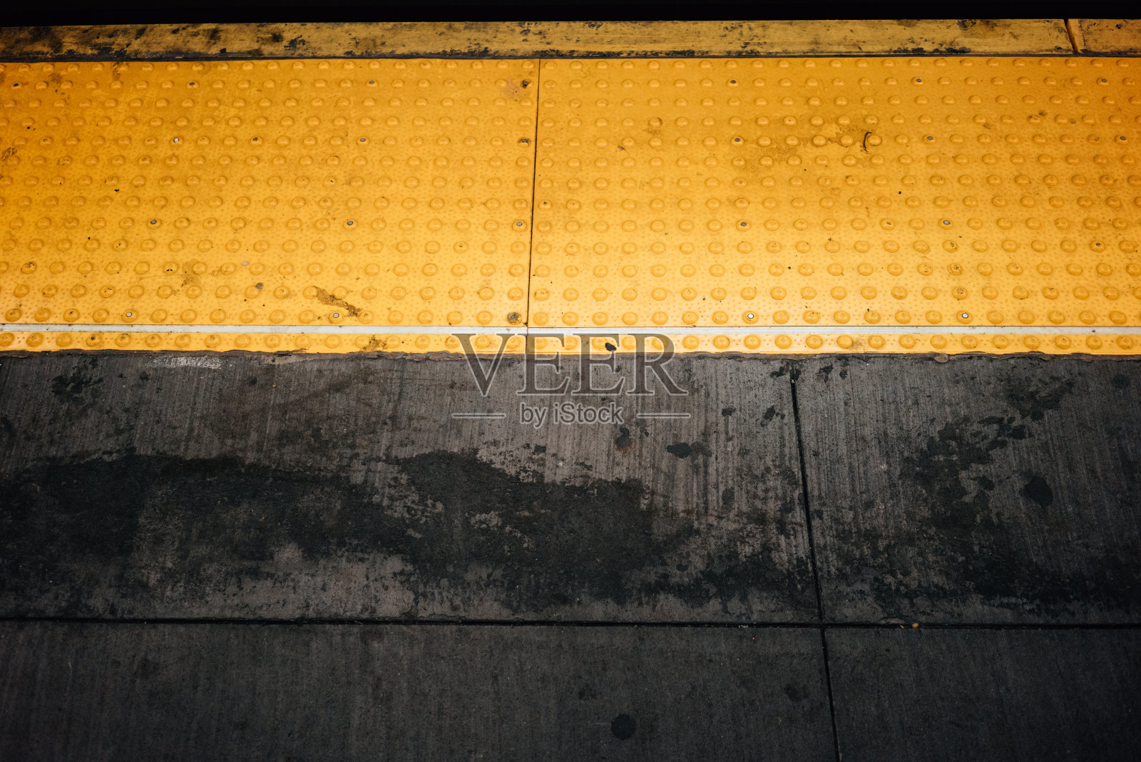 火车站月台边缘画着黄色的缺口照片摄影图片