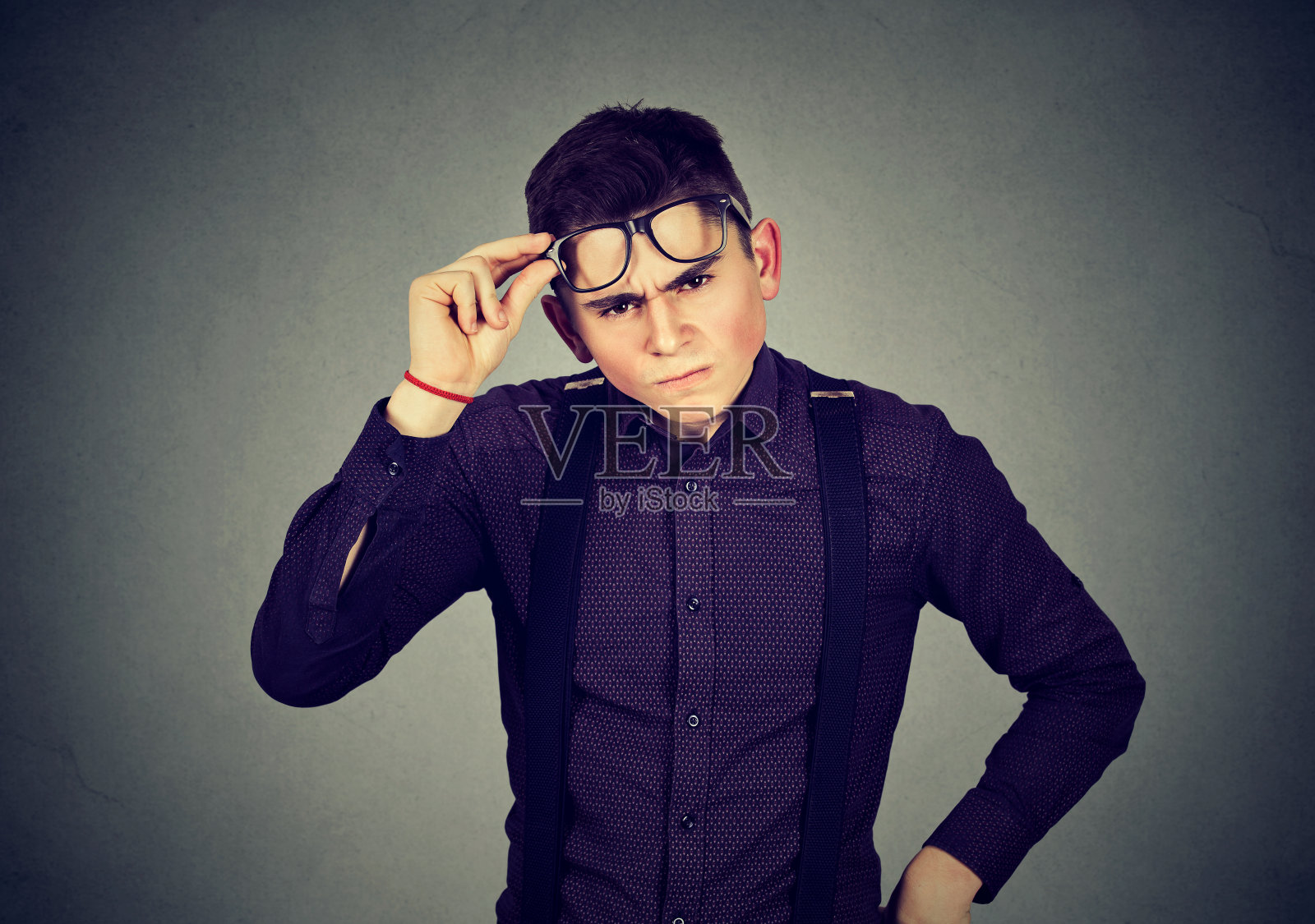 一个戴着眼镜的脾气暴躁的年轻人照片摄影图片