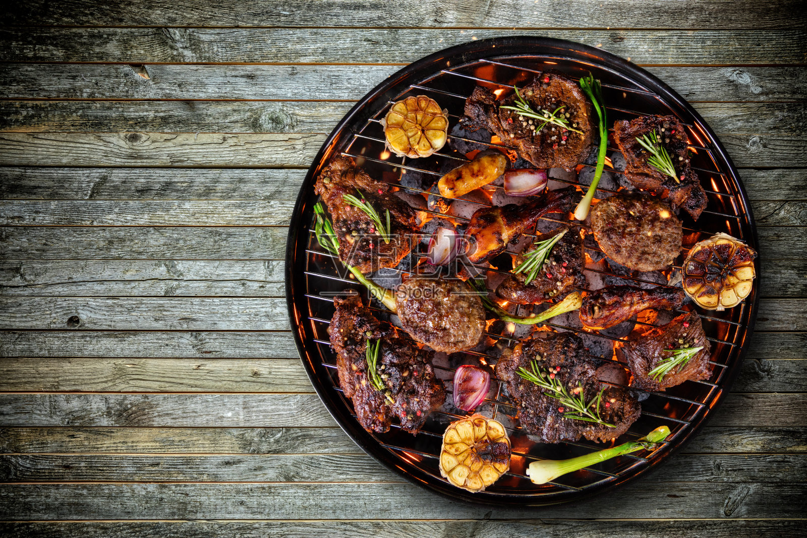 俯视图上的新鲜肉类和蔬菜烧烤放在木地板上照片摄影图片