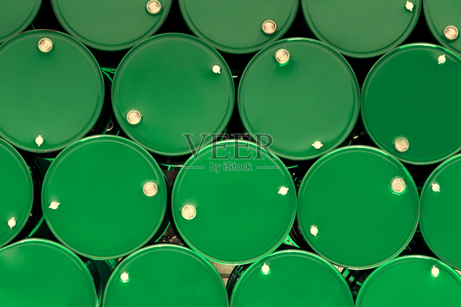 绿色钢化工罐或油罐成排堆放。照片摄影图片