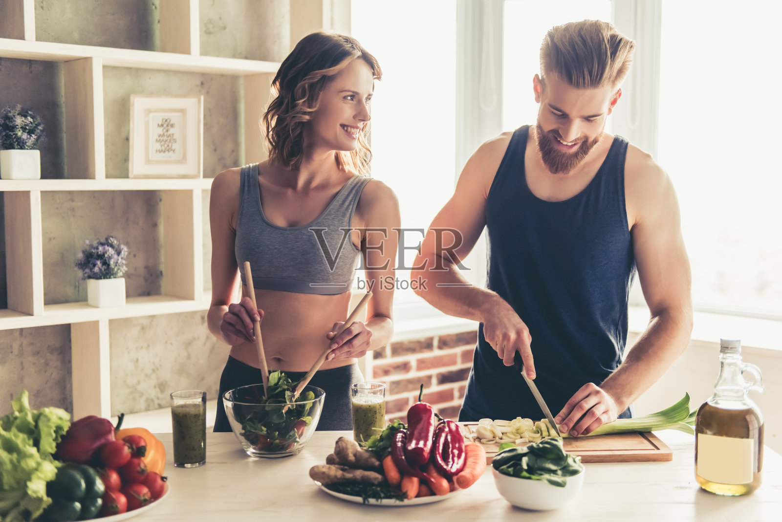 夫妇烹饪健康食品照片摄影图片