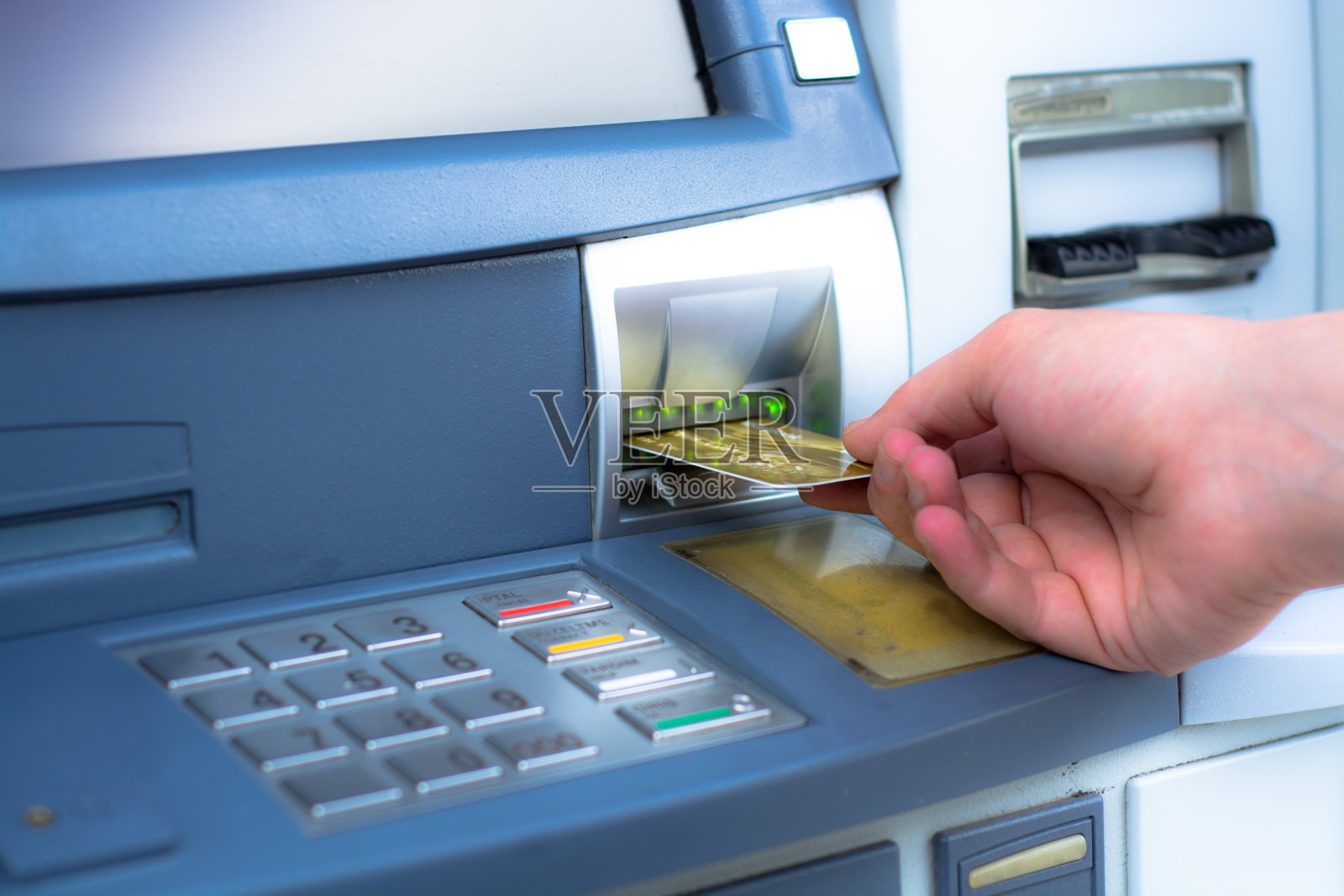 手动插入ATM信用卡照片摄影图片