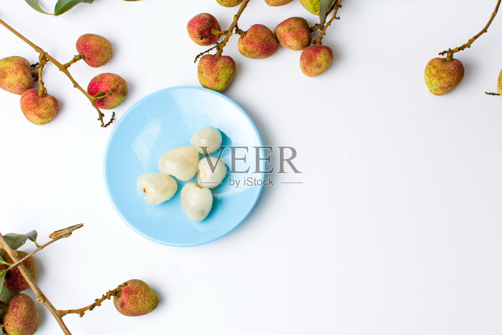 蓝色盘子里的荔枝热带水果照片摄影图片