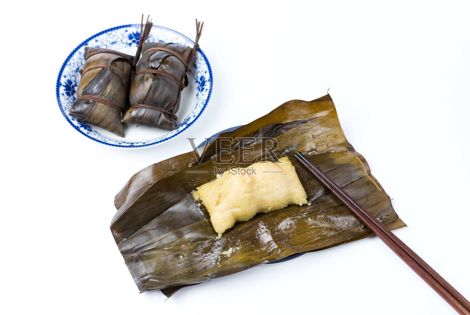 用筷子打开粽子，是中国的传统食物照片摄影图片