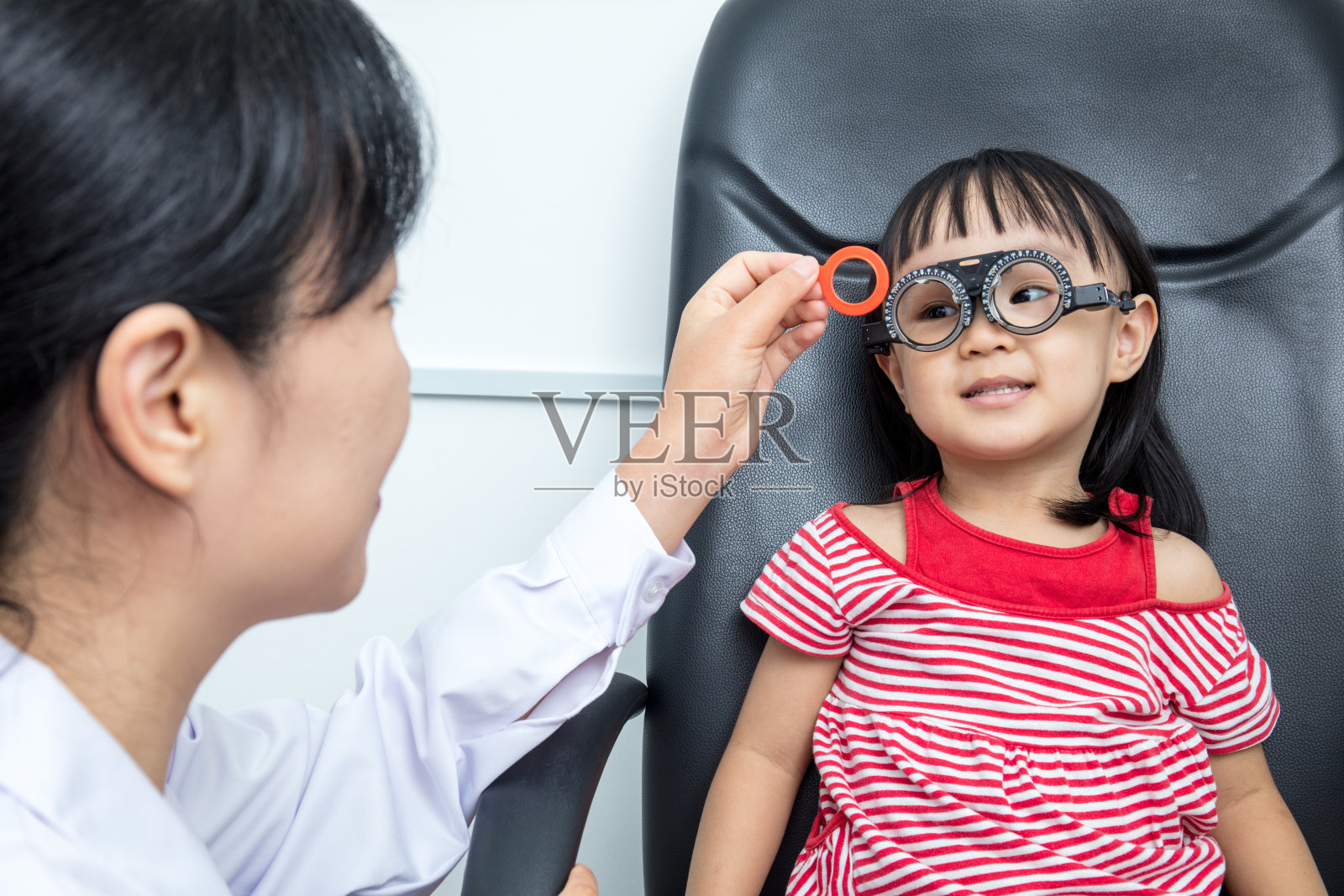 亚洲中国女孩正在做眼科检查照片摄影图片