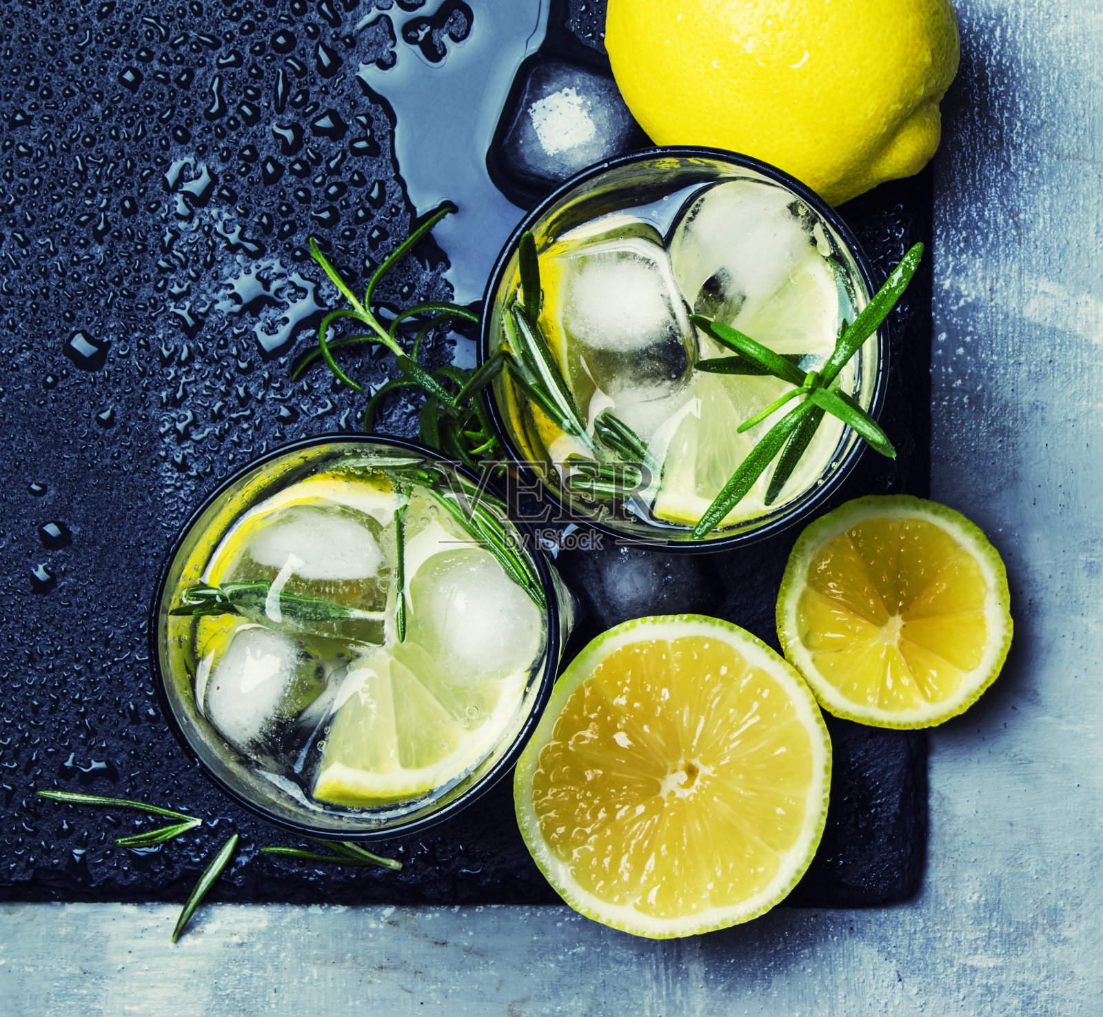 夏日鸡尾酒，柠檬，迷迭香和冰照片摄影图片