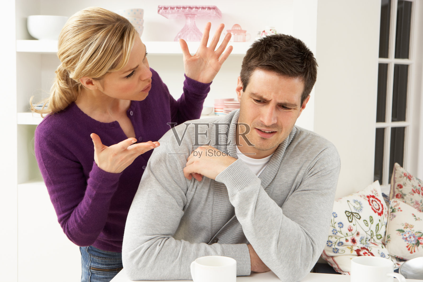 一对年轻夫妇在家里争吵照片摄影图片