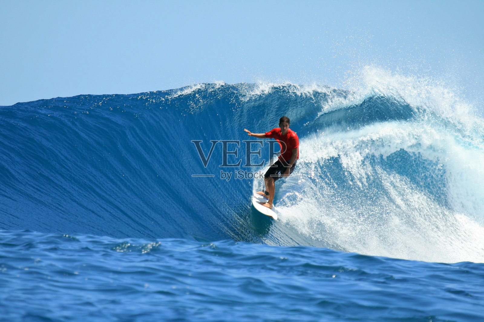 印度尼西亚明打威群岛，完美的蓝色海浪上的冲浪者照片摄影图片