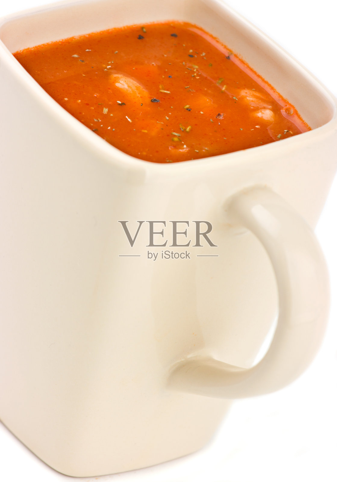 一杯西红柿培根汤。照片摄影图片