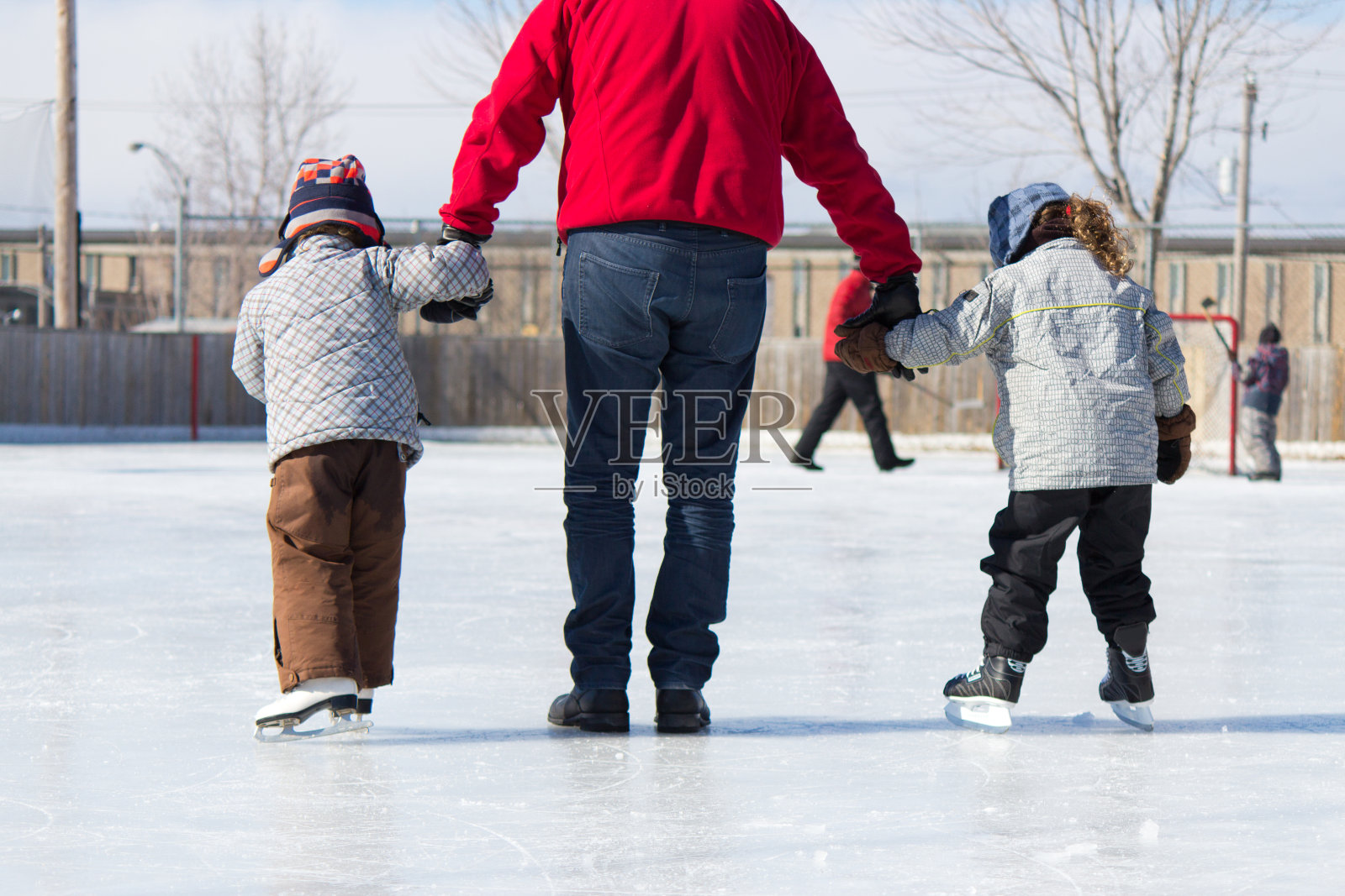 活跃的家庭在溜冰场冬季乐趣照片摄影图片