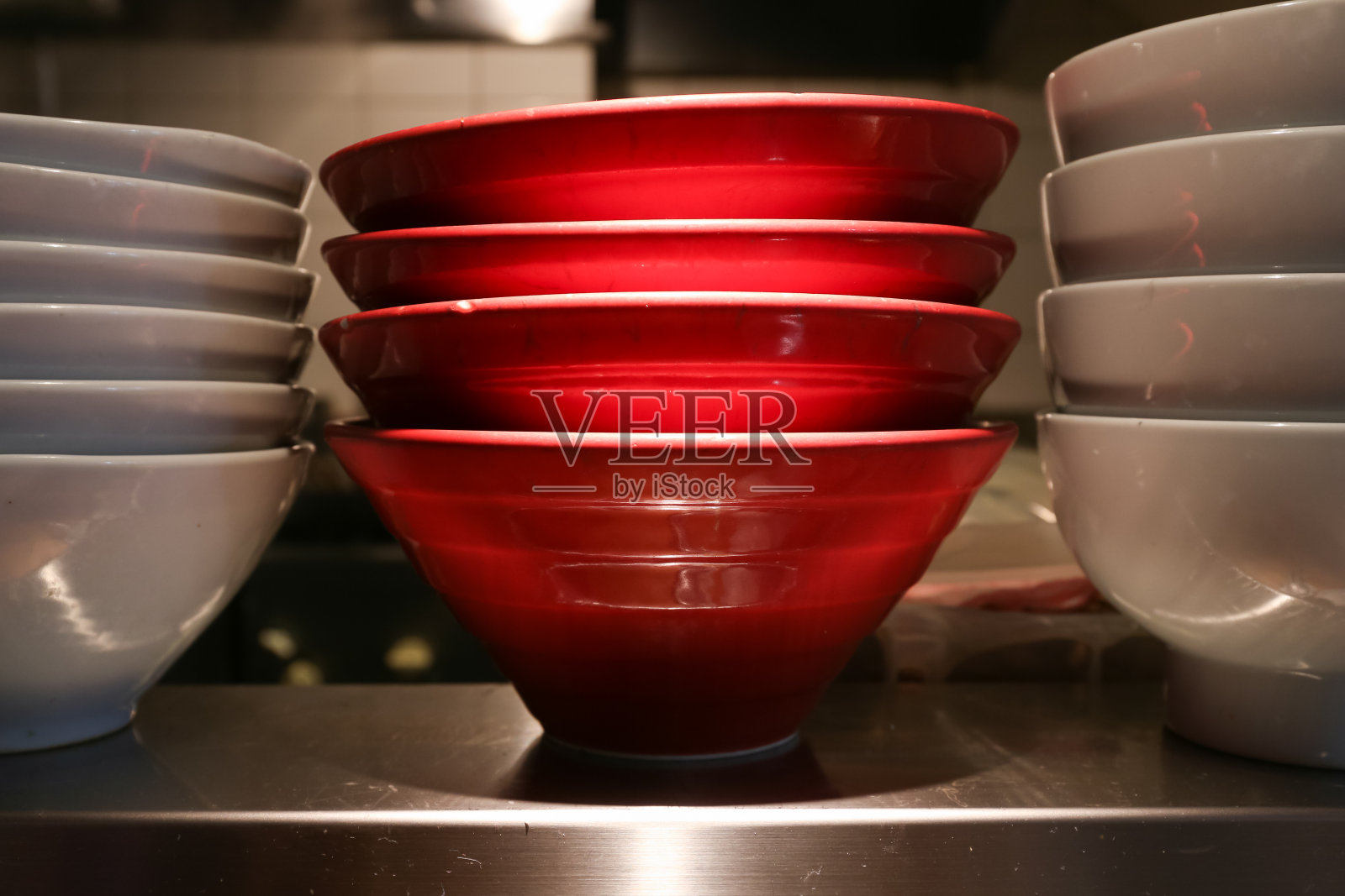 红白陶瓷面碗照片摄影图片