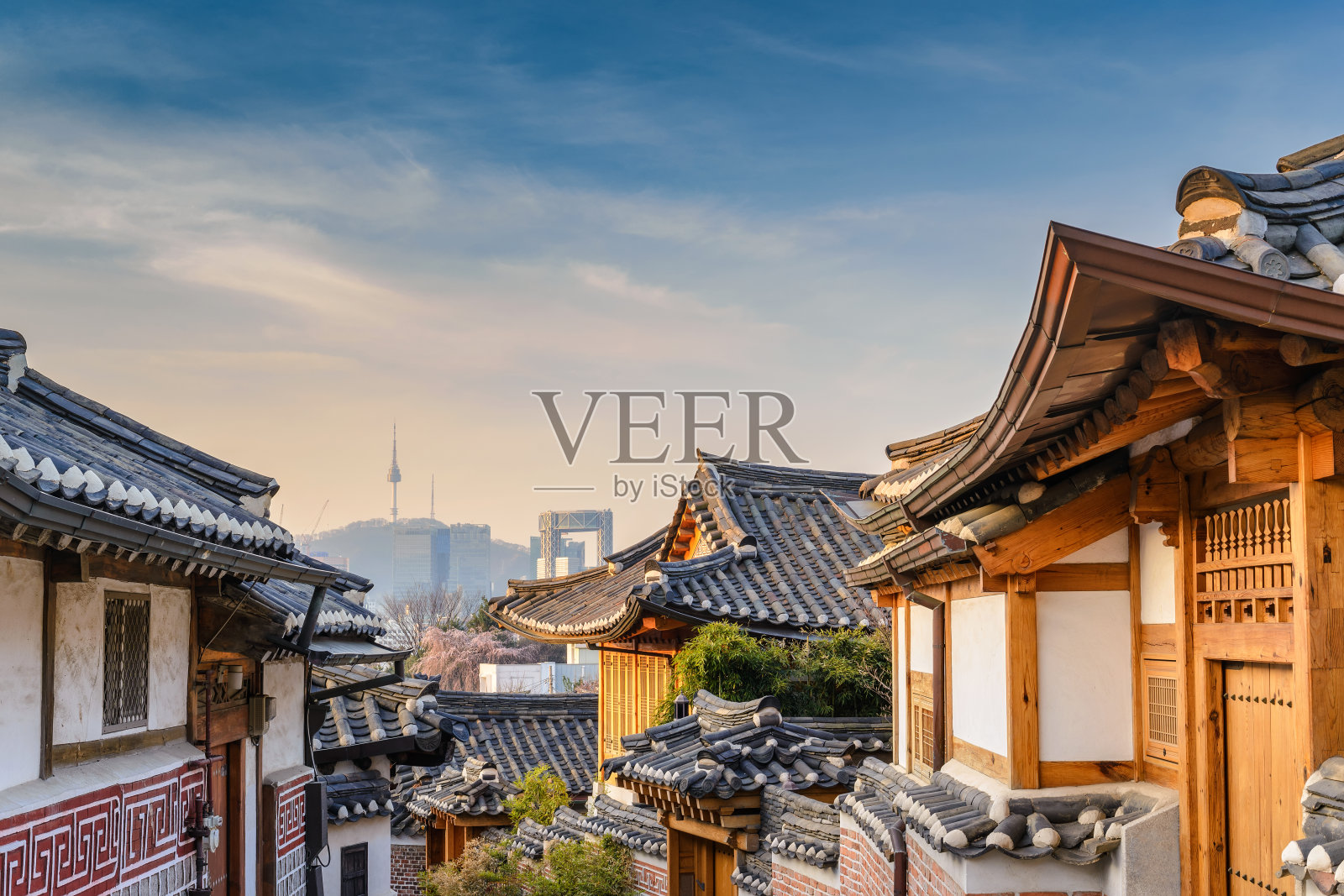北川韩屋村和首尔城市天际线，韩国首尔照片摄影图片