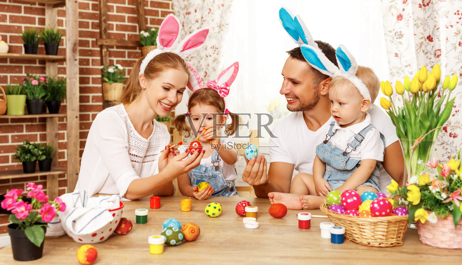 复活节快乐!家人的母亲，父亲和孩子们为节日画鸡蛋照片摄影图片