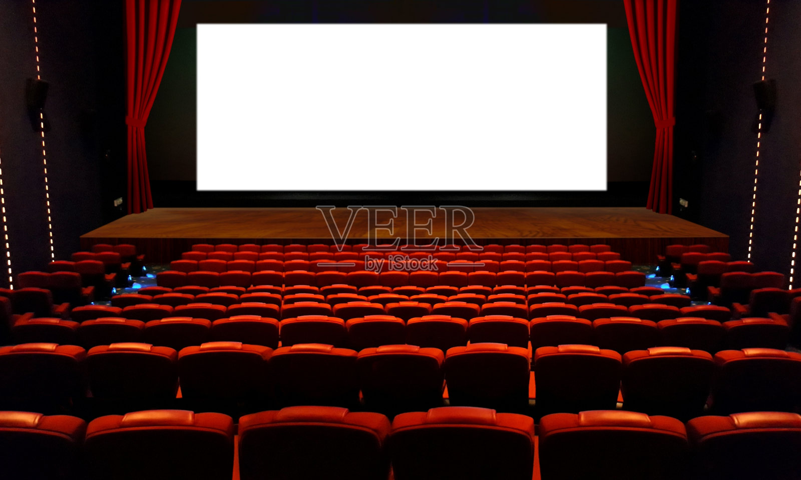 剧场大厅设有红色座位和宽幅黑白屏幕照片摄影图片