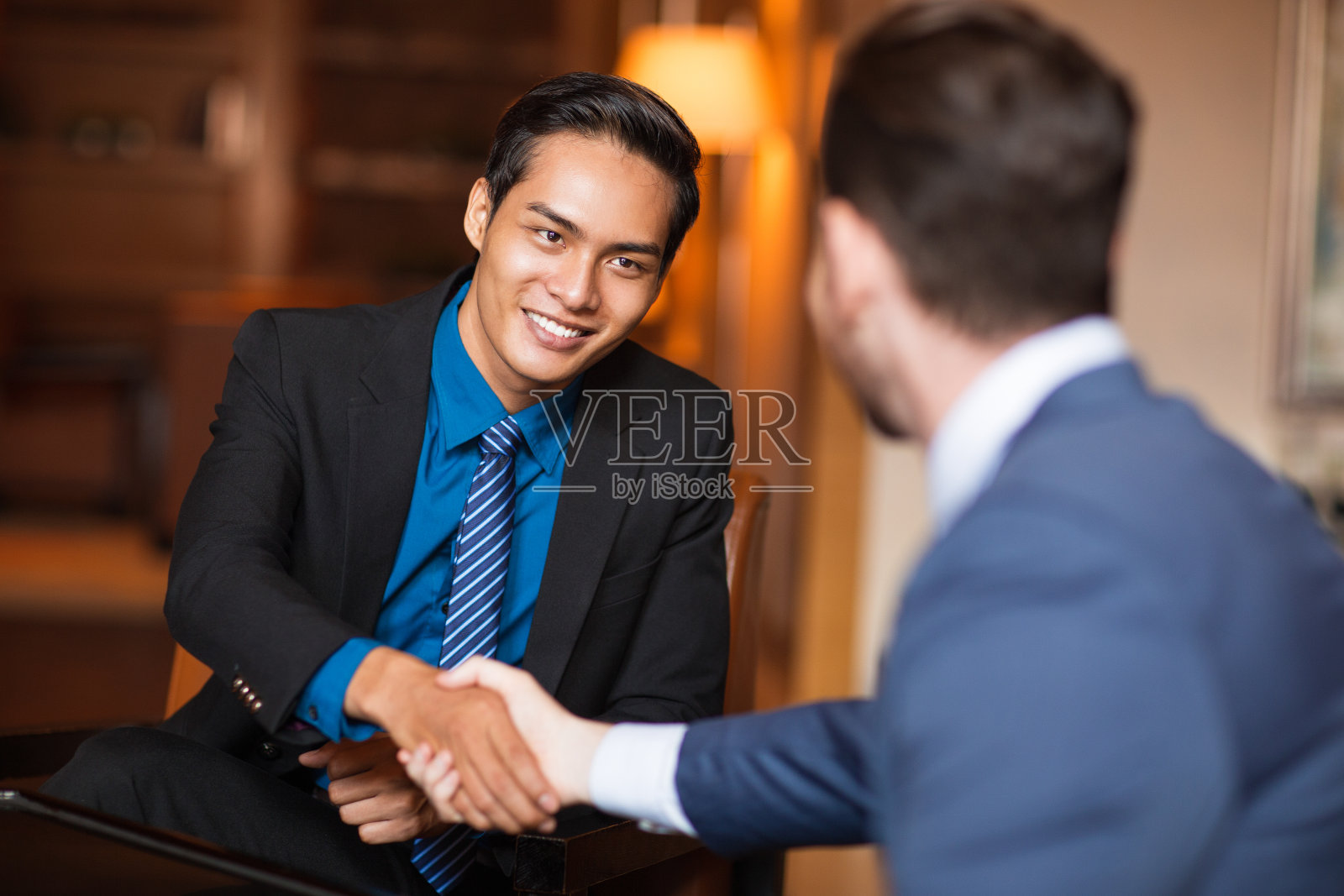 两个微笑的商业伙伴握手照片摄影图片