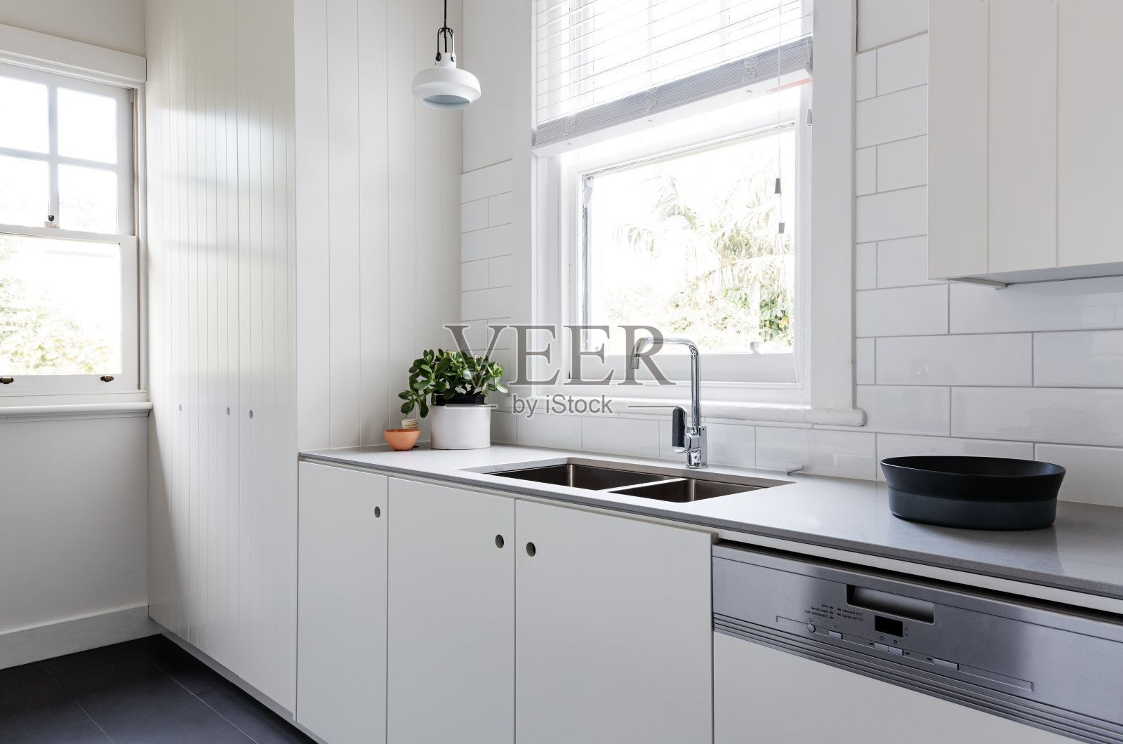 白色和木炭新装修厨房风格的澳大利亚厨房照片摄影图片