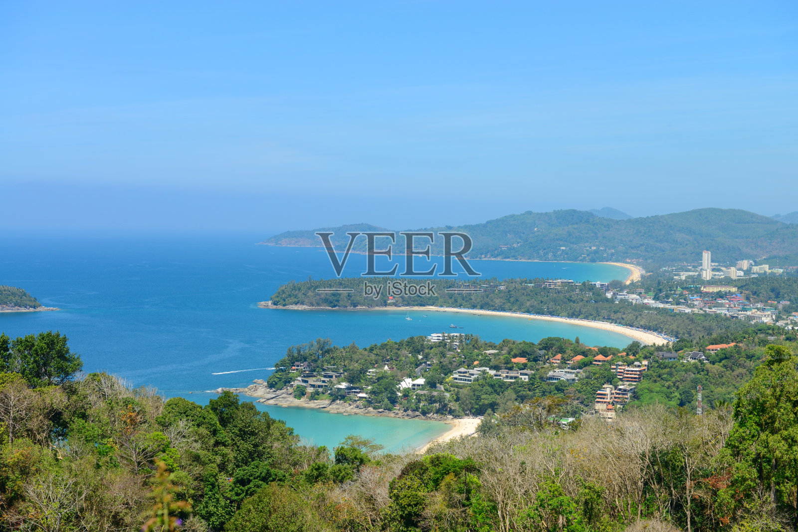 从高处看海岸线。泰国普吉岛卡伦海滩照片摄影图片