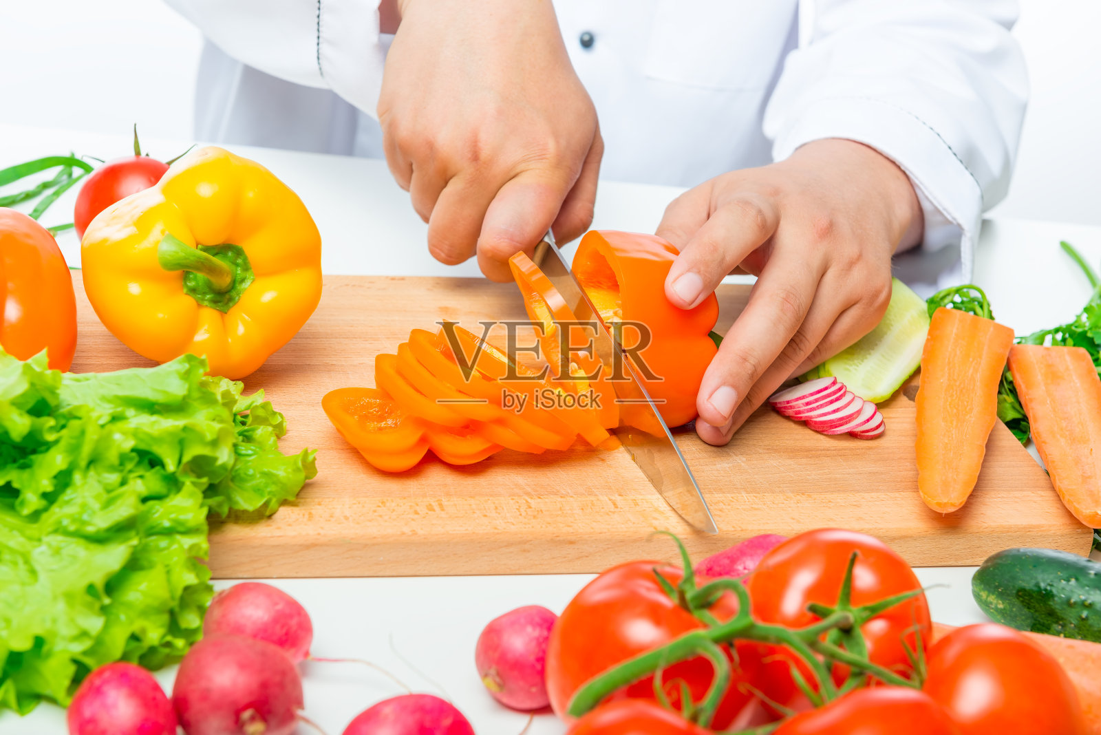 准备切蔬菜沙拉，厨师用刀拉近双手照片摄影图片