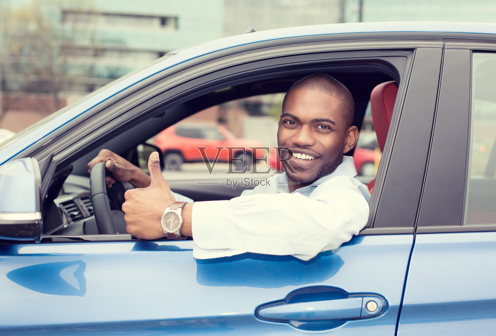 男子司机显示大拇指驾驶运动蓝色汽车照片摄影图片