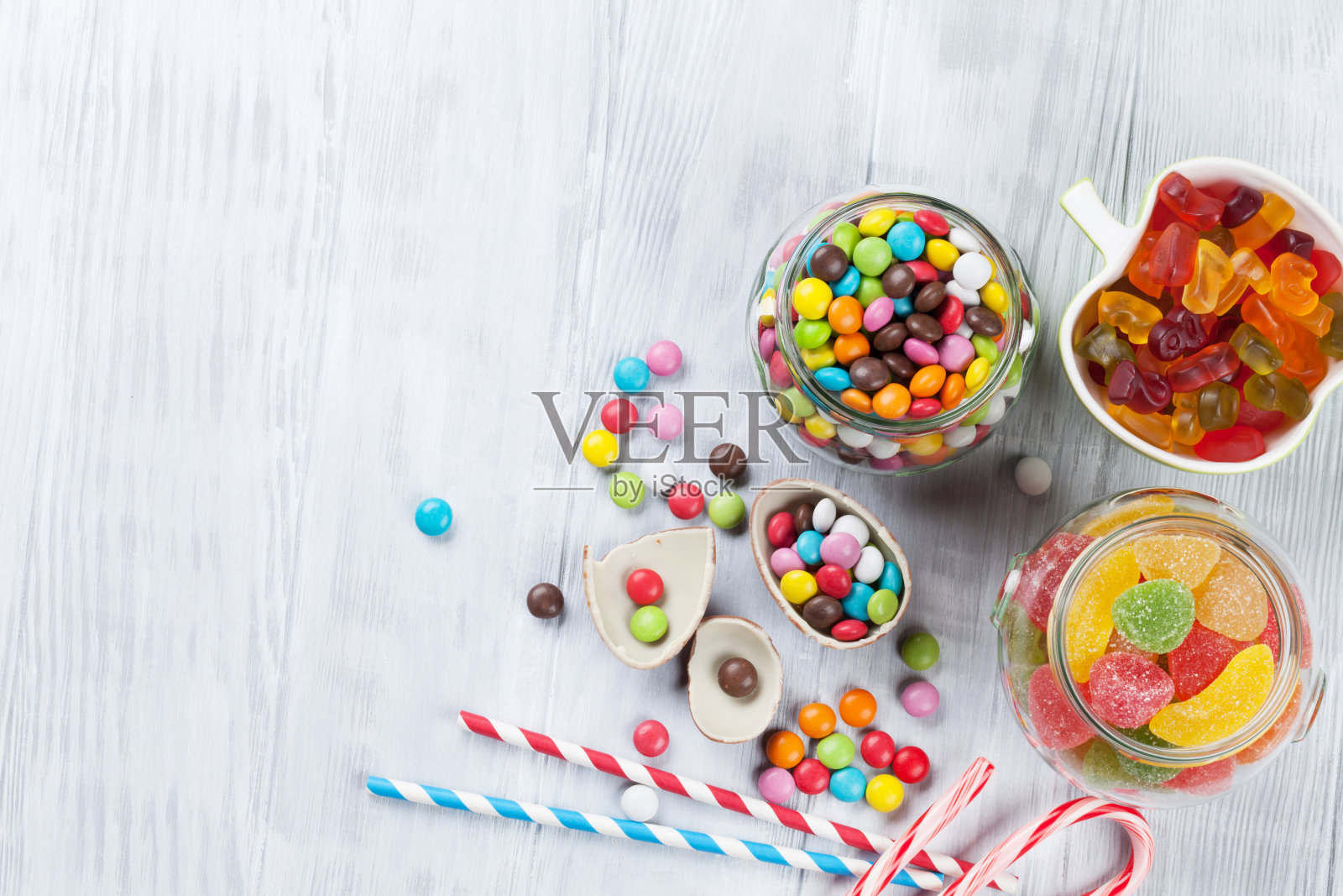 彩色的糖果放在木桌上照片摄影图片