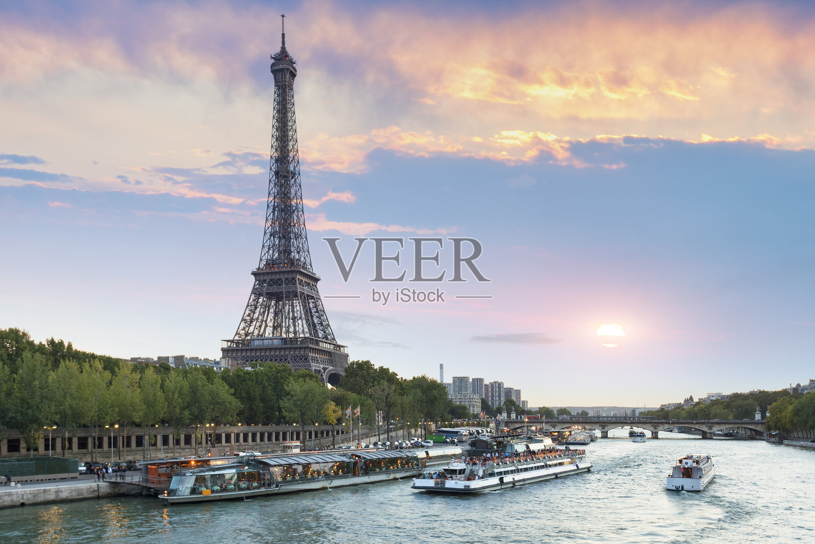 埃菲尔铁塔和塞纳河，巴黎照片摄影图片