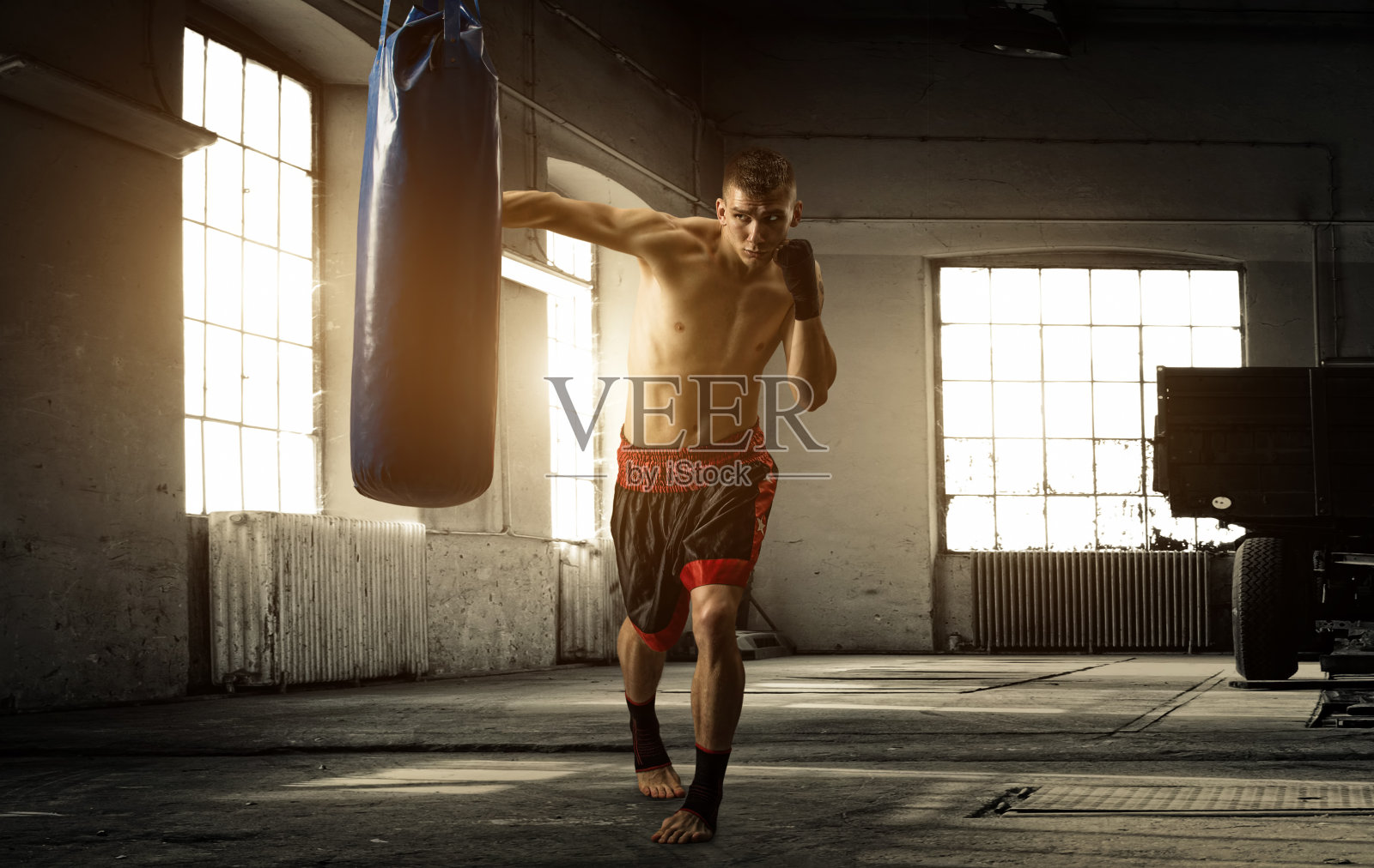 一个年轻人在一栋老建筑里练拳击照片摄影图片