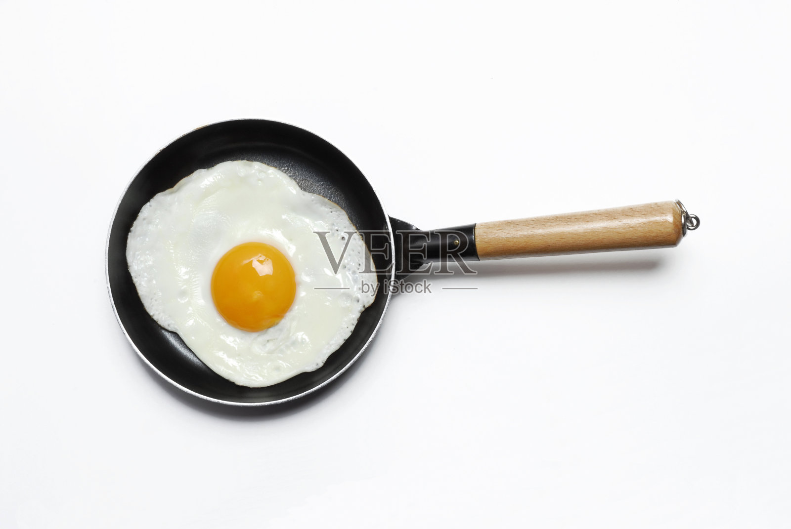 煎蛋在平底锅上，中央的观点，在白色的背景。照片摄影图片