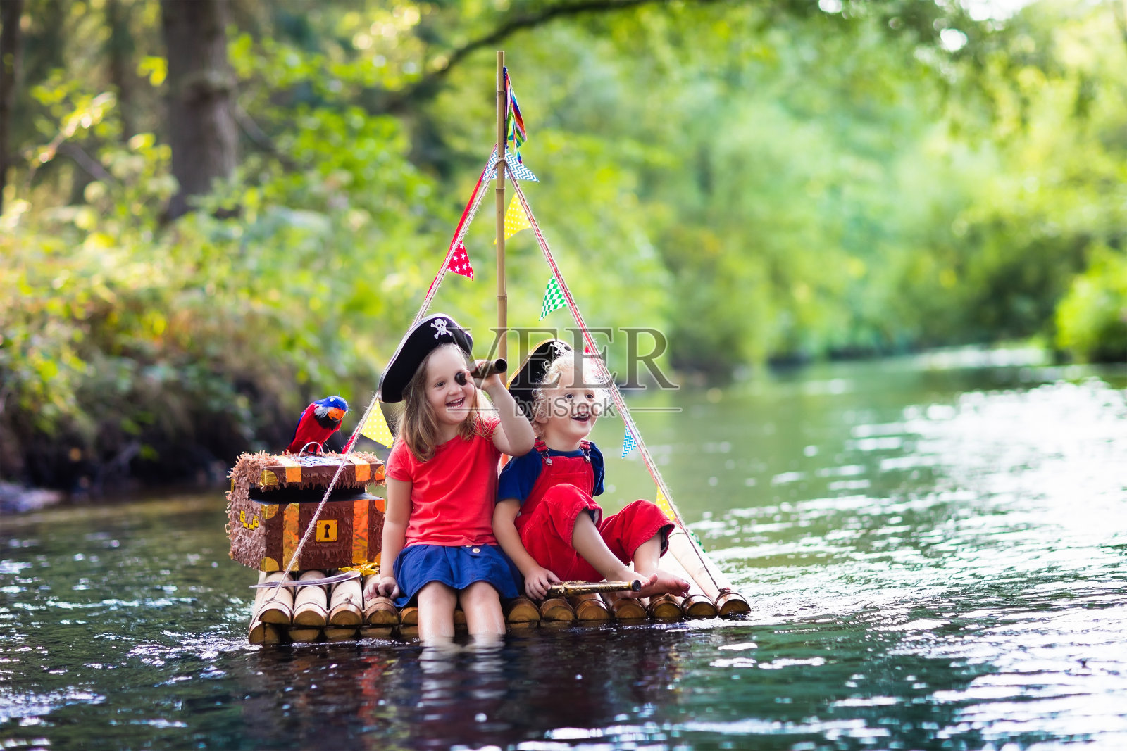 孩子们在木筏上玩海盗冒险照片摄影图片