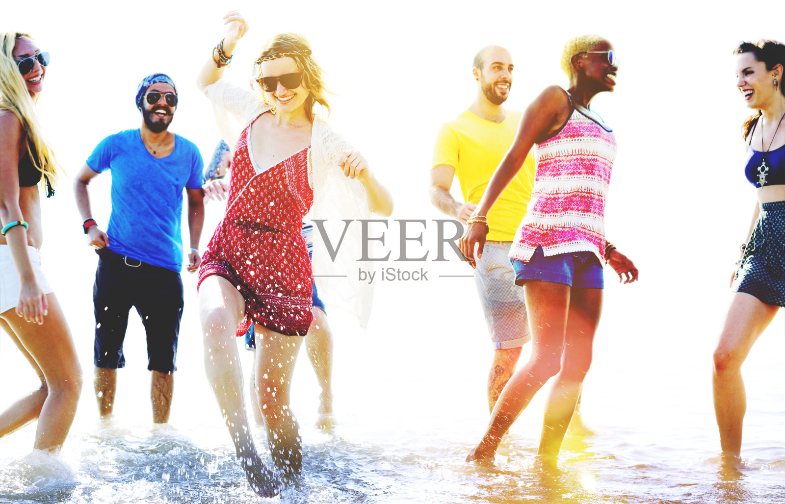 多样化的海滩夏季朋友有趣的跑步概念照片摄影图片