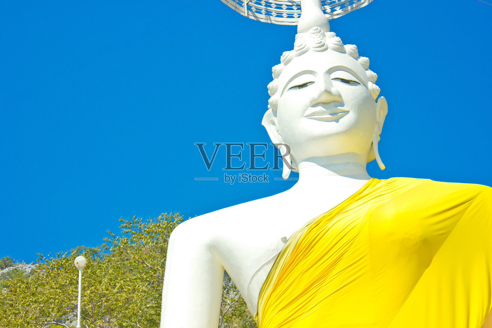 泰国寺庙里的白色坐佛和蓝天照片摄影图片